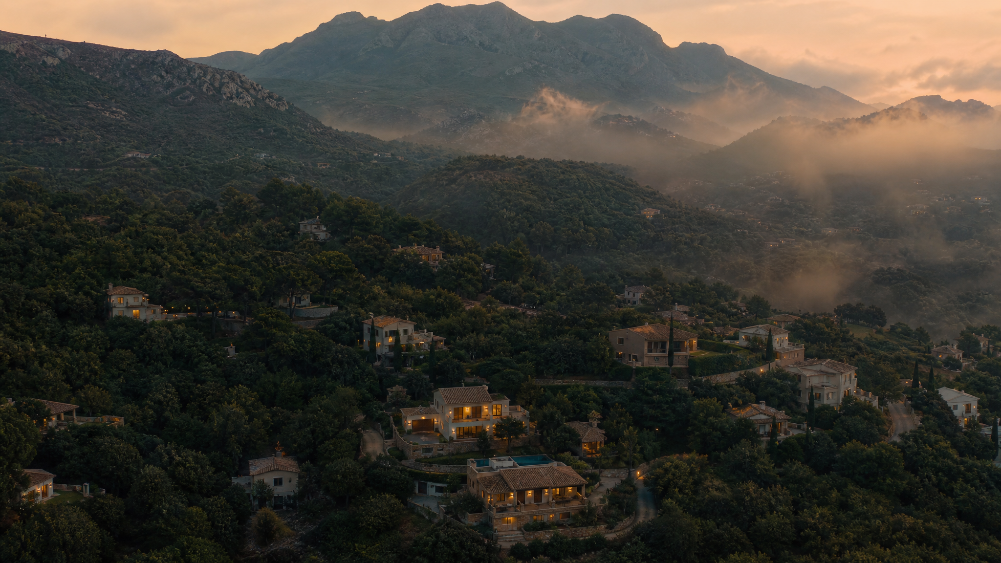 Vista aérea de la urbanización Els Caus entre los bosques del Parque Natural de Sant Llorenç del Munt i l’Obac al atardecer