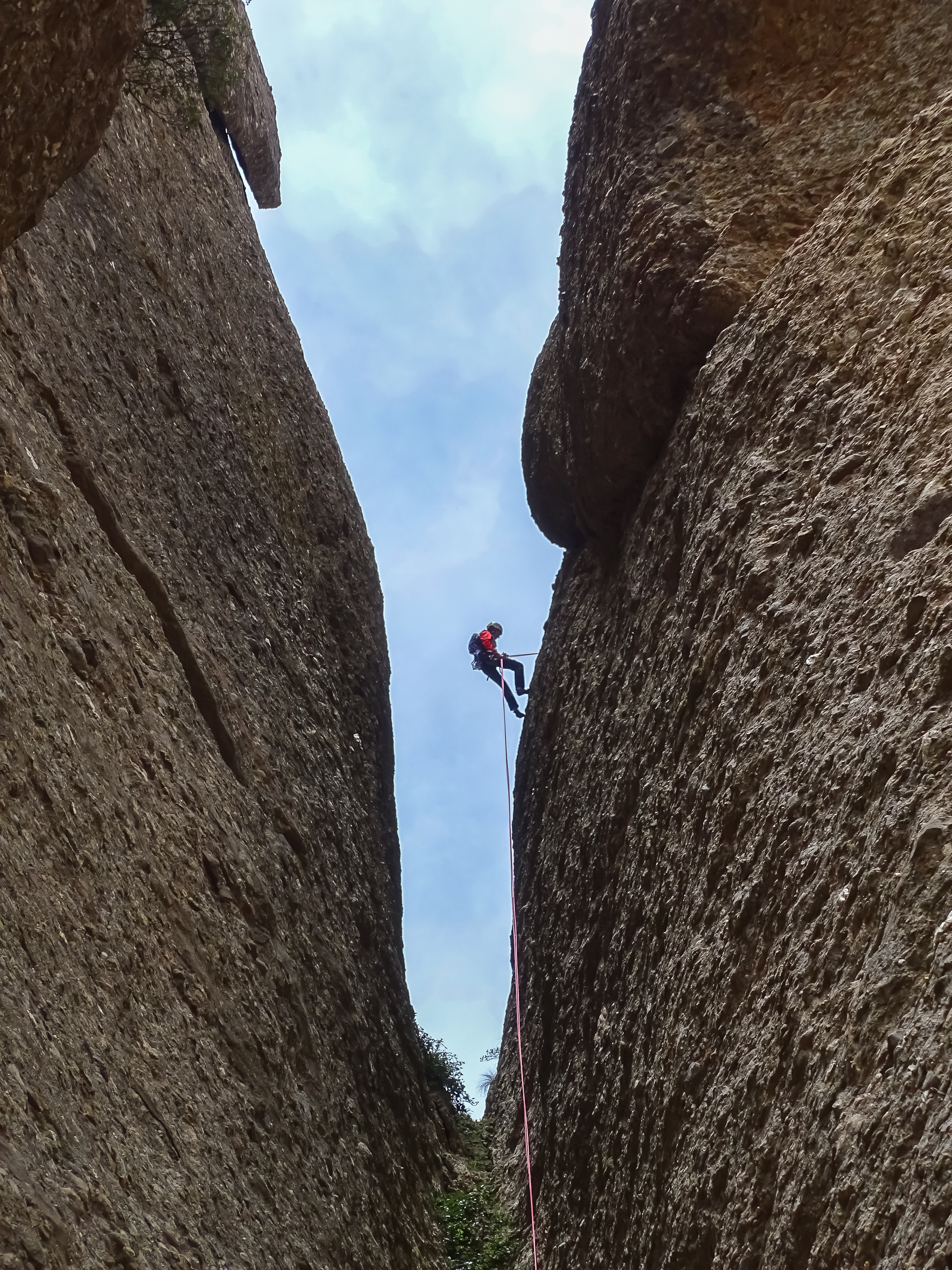 Rápel entre rocas